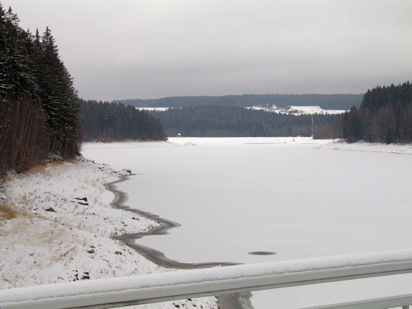 die Talsperre Werda im Winter